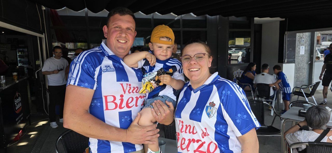 Familia con camisetas de la Ponferradina en el Bar El Toralín