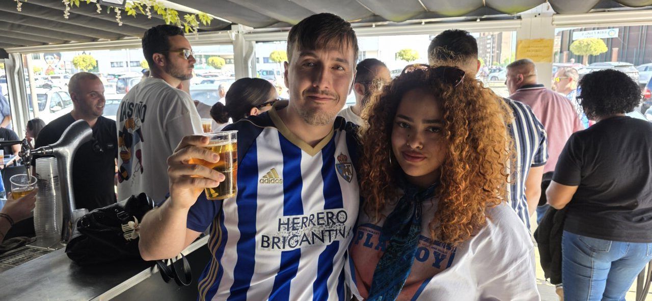 Pareja disfrutando en el bar El Toralín durante el partido Ponferradina-Barakaldo