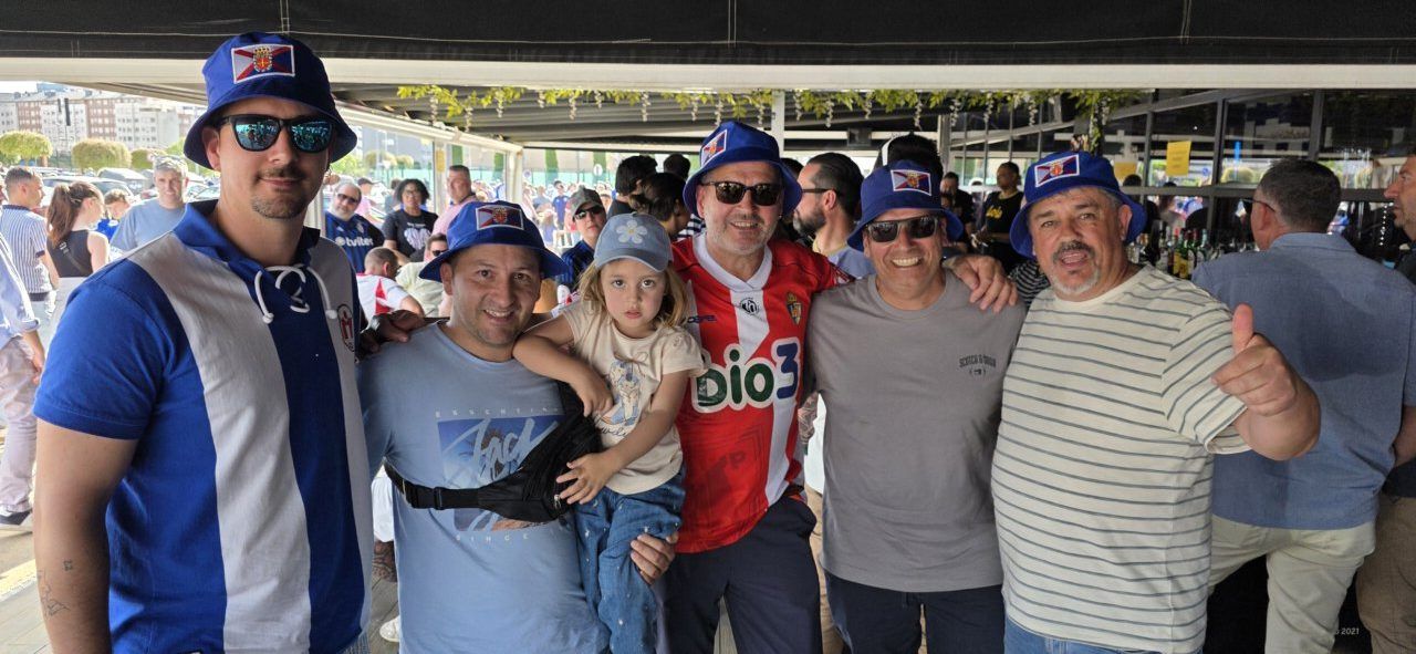 Grupo de aficionados en el Bar El Toralín durante el partido Ponferradina-Barakaldo