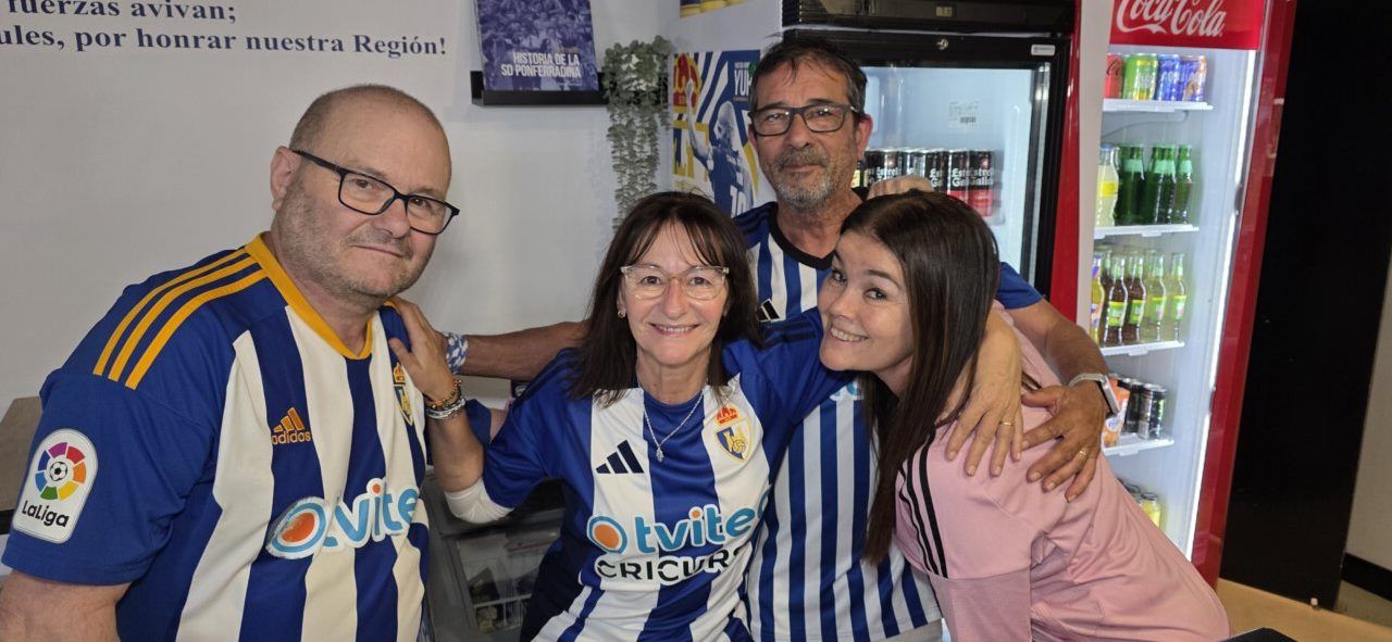 Cuatro aficionados de la Ponferradina en el Bar El Toralín
