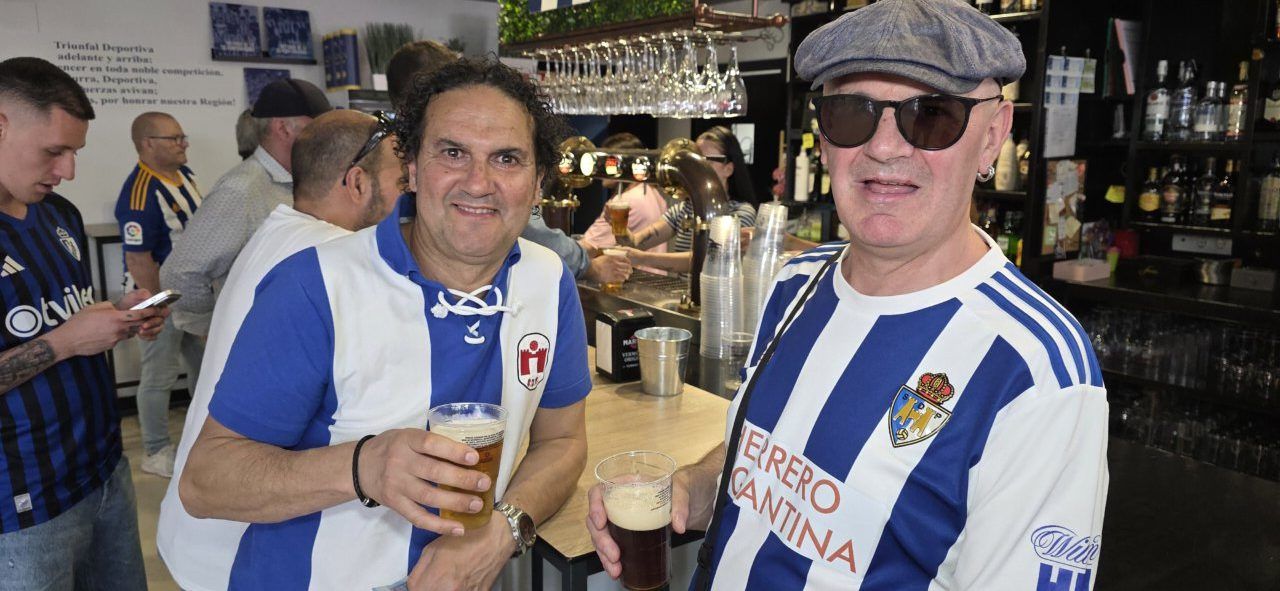 Aficionados de la Ponferradina y Barakaldo en un bar