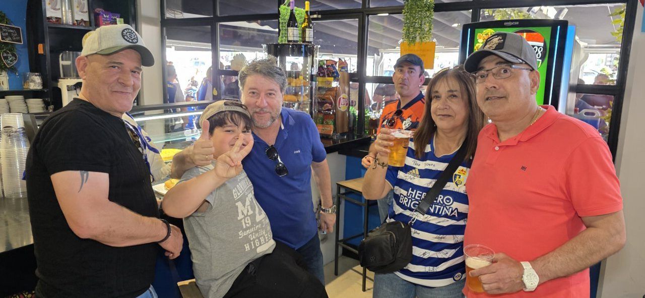 Grupo de aficionados disfrutando en el Bar El Toralín durante el partido