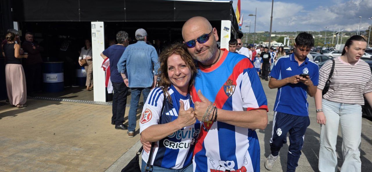 Aficionados de la Ponferradina y Barakaldo en el Bar El Toralín
