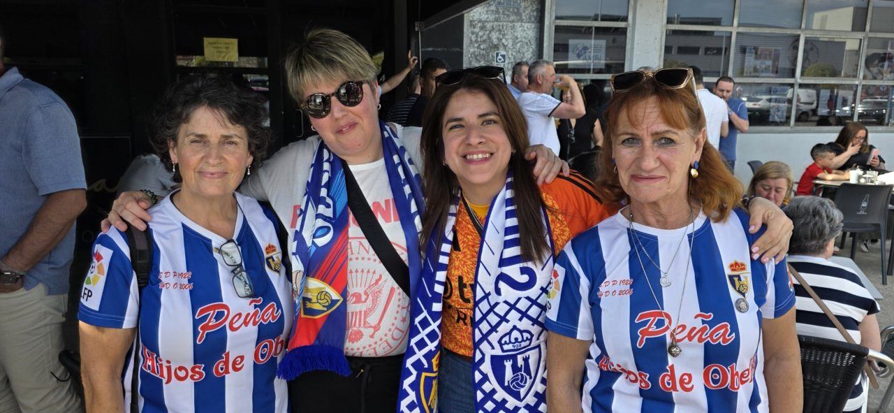 Cuatro mujeres con camisetas de fútbol en el Bar El Toralín