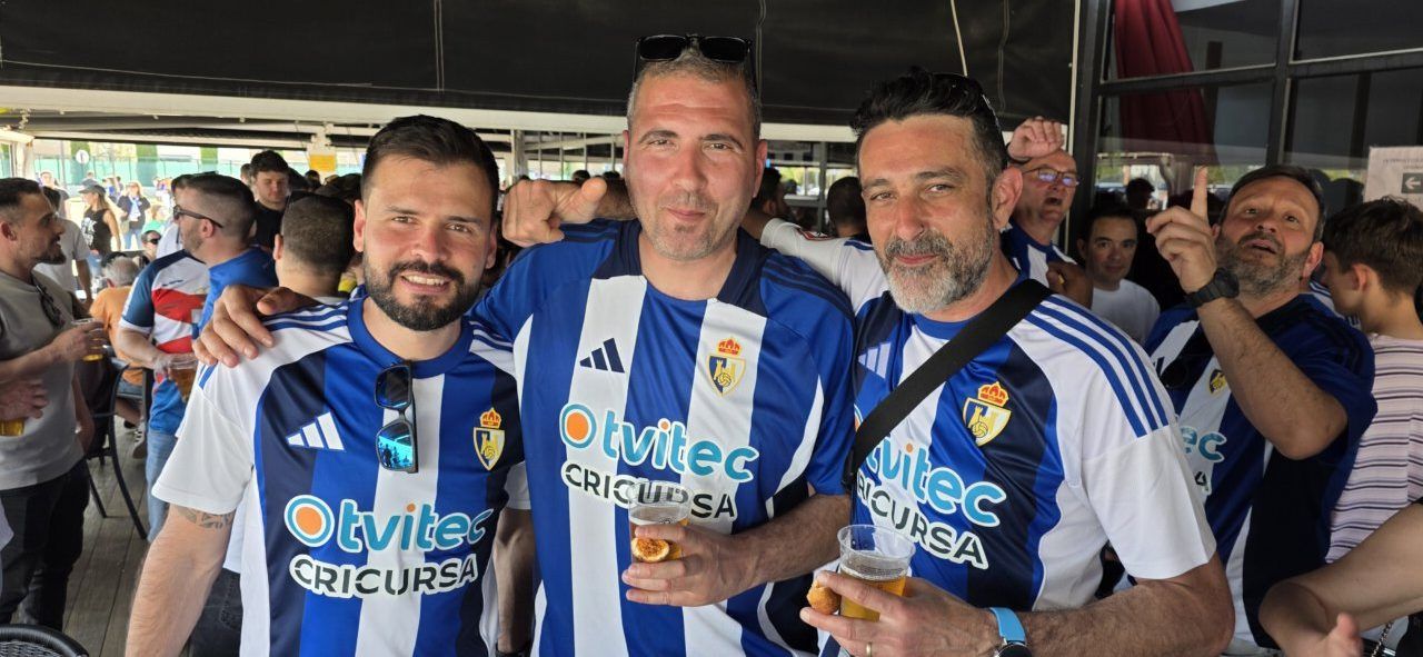 Aficionados de la Ponferradina celebrando en el Bar El Toralín