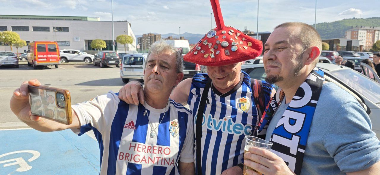 Aficionados de Ponferradina y Barakaldo en el Bar El Toralín