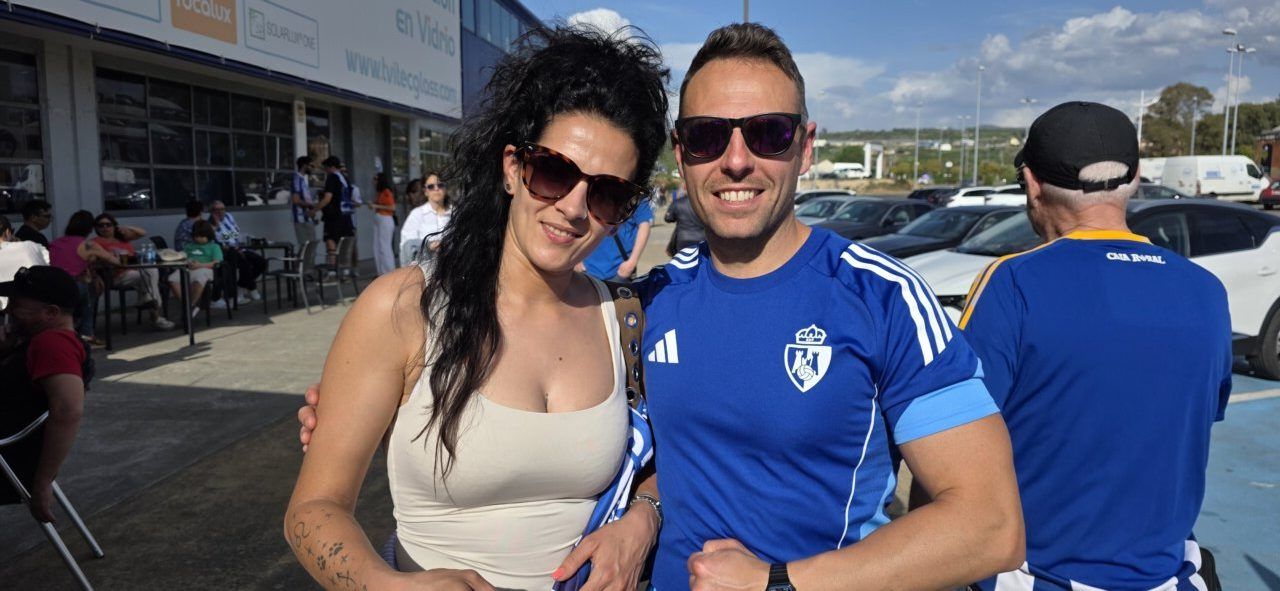 Pareja sonriente en el Bar El Toralín durante el partido Ponferradina-Barakaldo