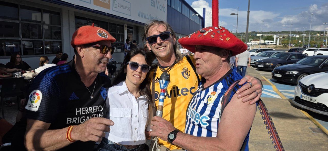 Aficionados de Ponferradina y Barakaldo en el Bar El Toralín