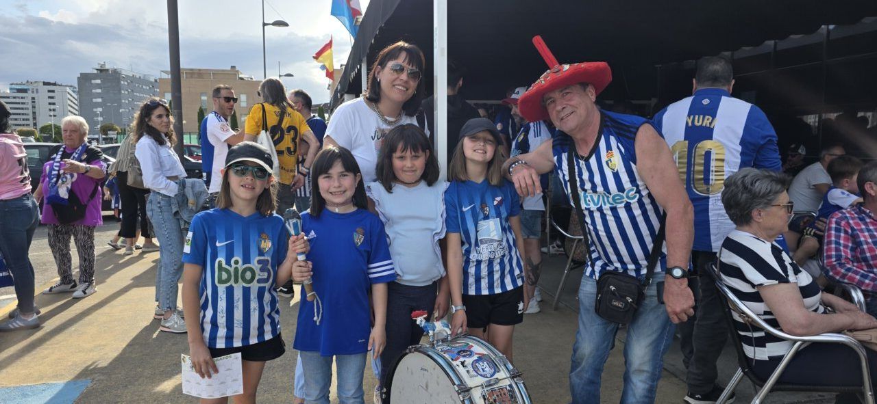 Aficionados de la Ponferradina y Barakaldo en el Bar El Toralín