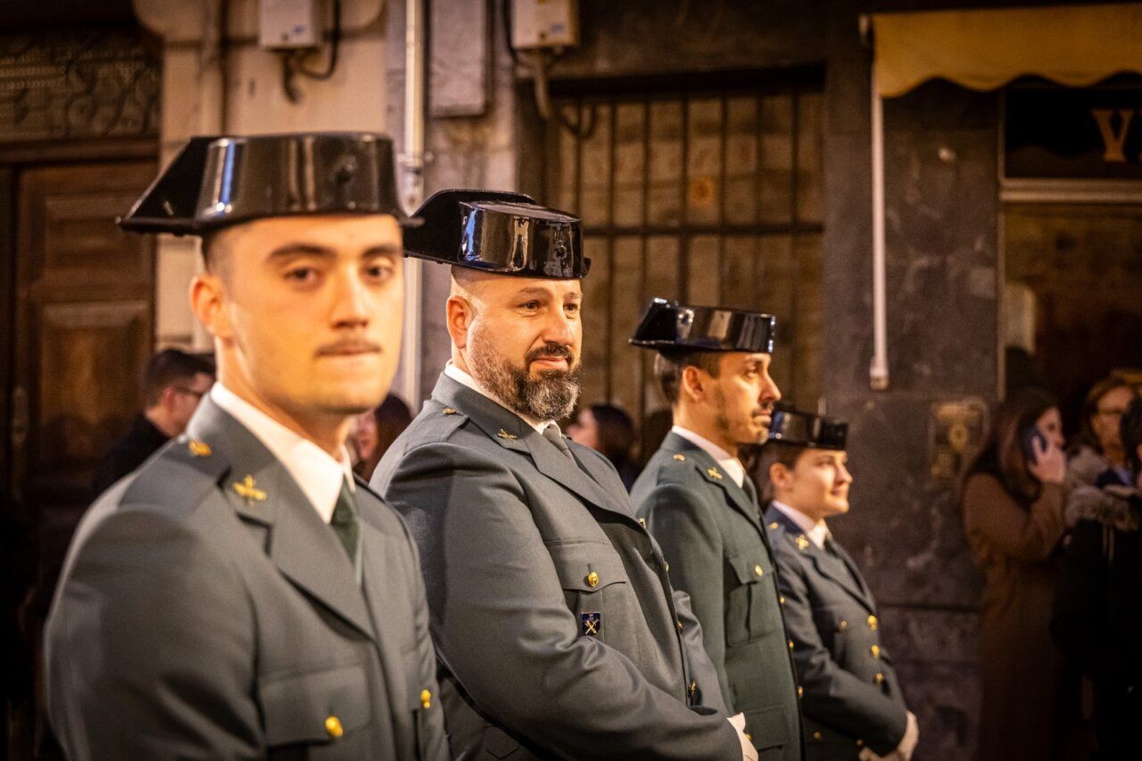 Miembros de la cofradía en la Procesión del Silencio en La Bañeza