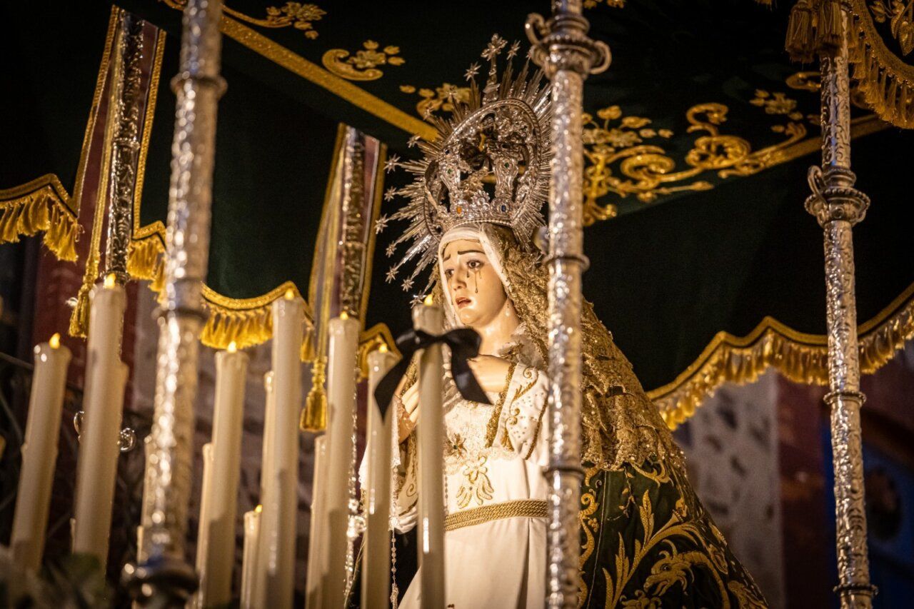Imagen de la Virgen en la Procesión del Silencio en La Bañeza