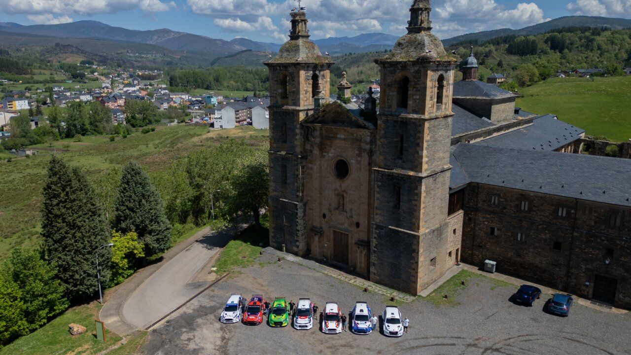 Vista aérea de coches de competición en Vega de Espinareda