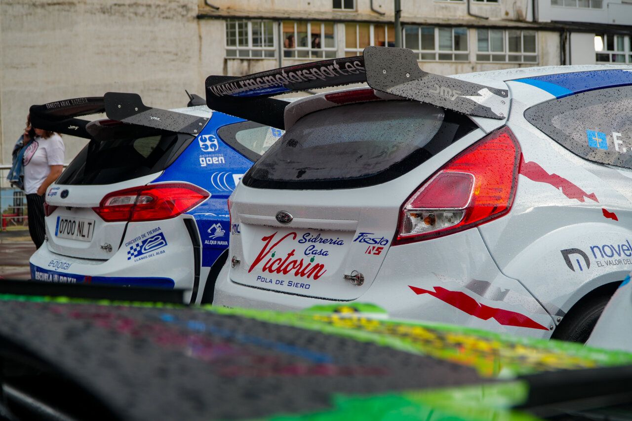 Vista trasera de coches de rally en la Copa N5 en Vega de Espinareda