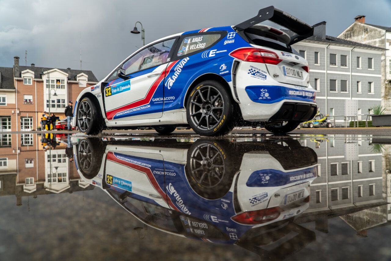 Coche de rally reflejado en un charco durante la Copa N5 en Vega de Espinareda