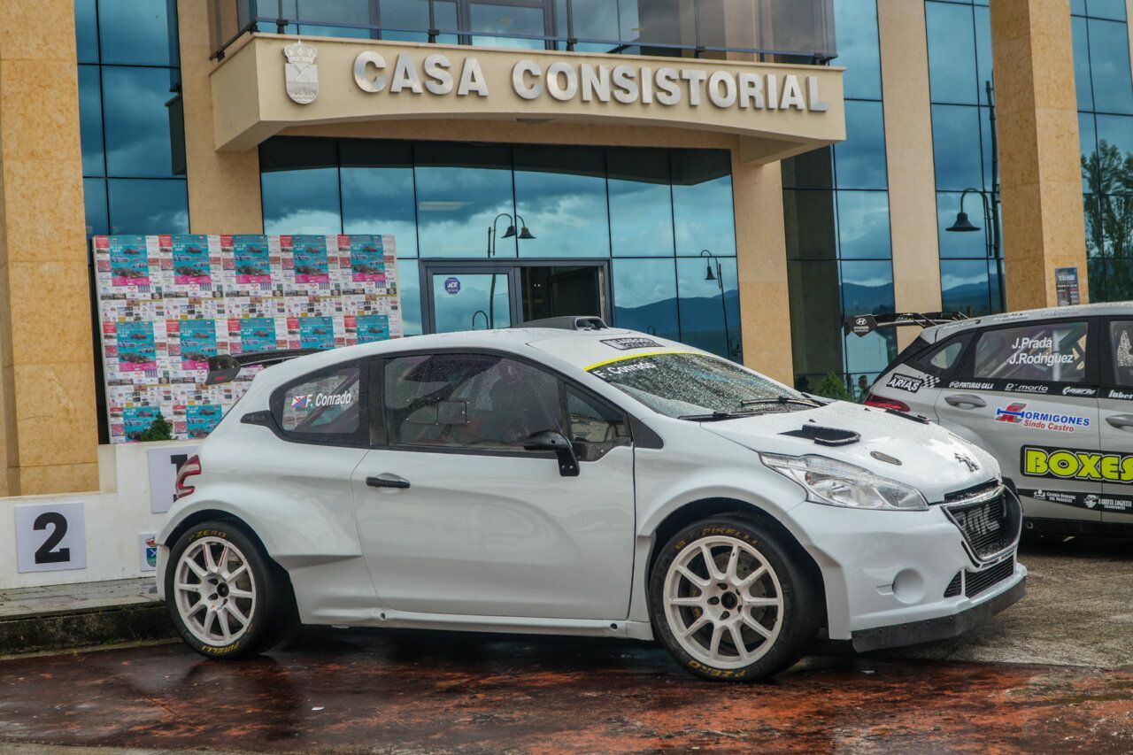 Coche de competición en la Subida a Vega de Espinareda