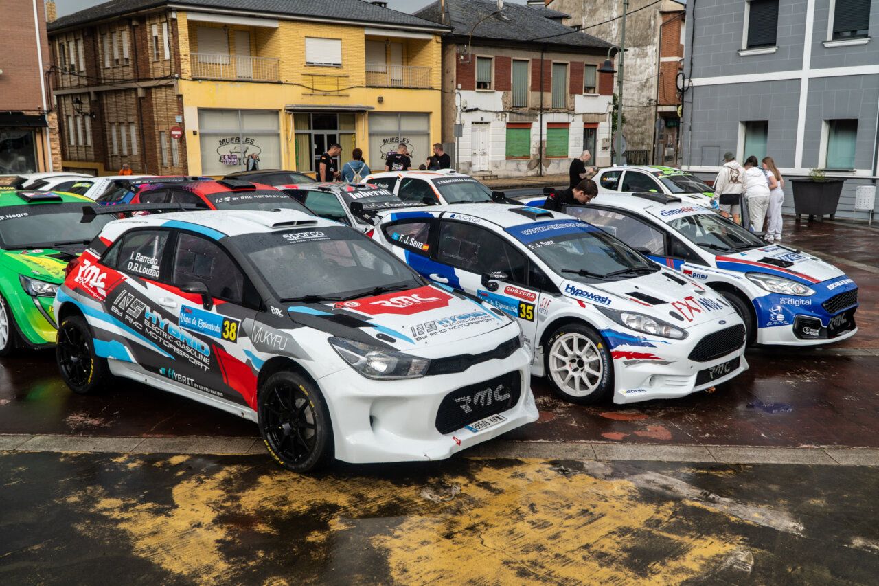 Varios coches de competición en la Copa N5 en Vega de Espinareda