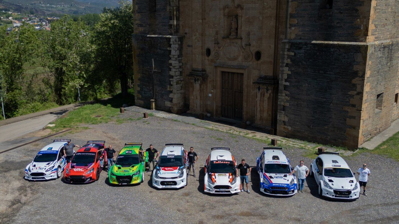 Varios coches de competición en la Subida a Vega de Espinareda