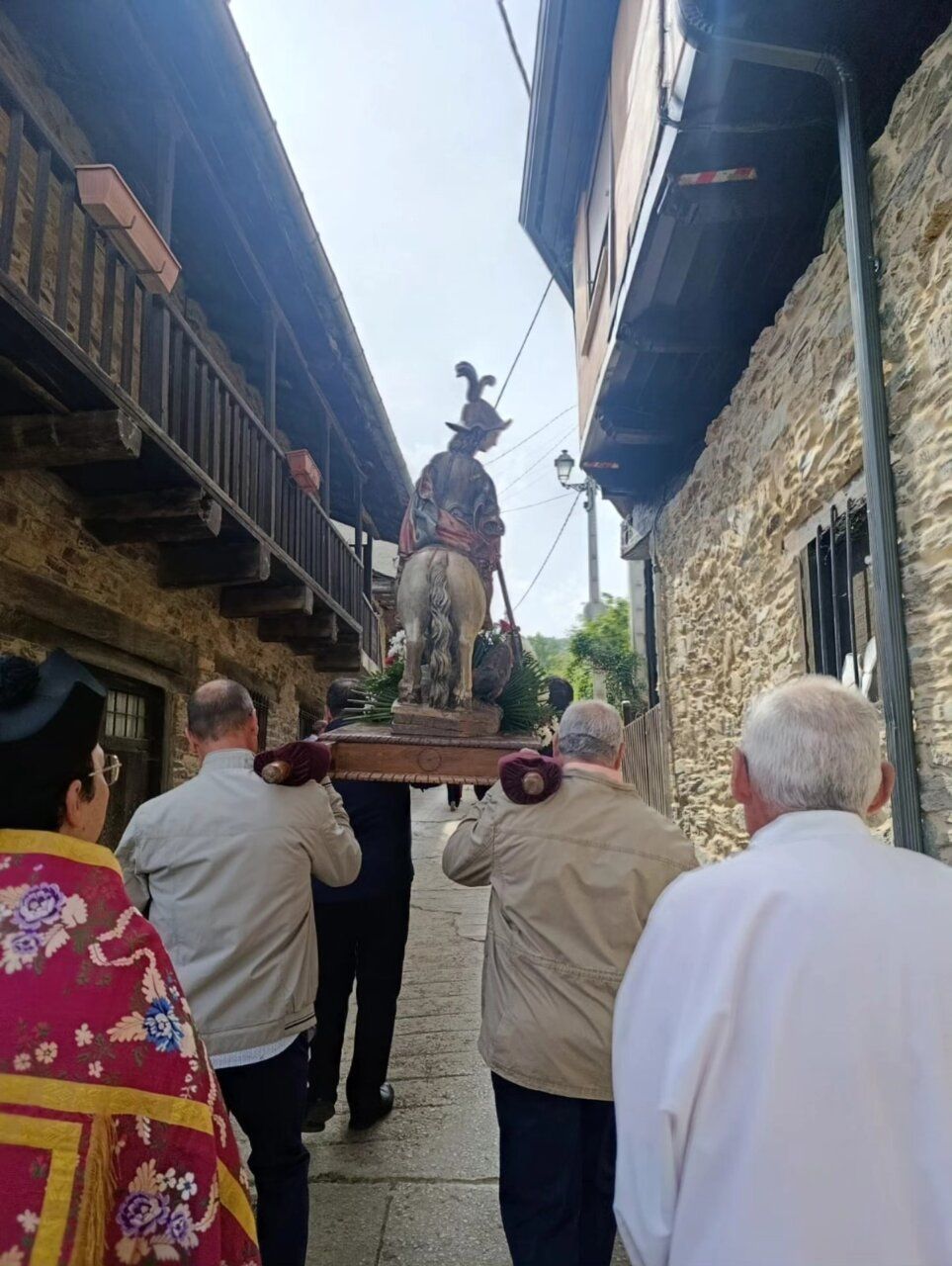 Vecinos cargando una figura durante las fiestas de San Jorge en Rimor