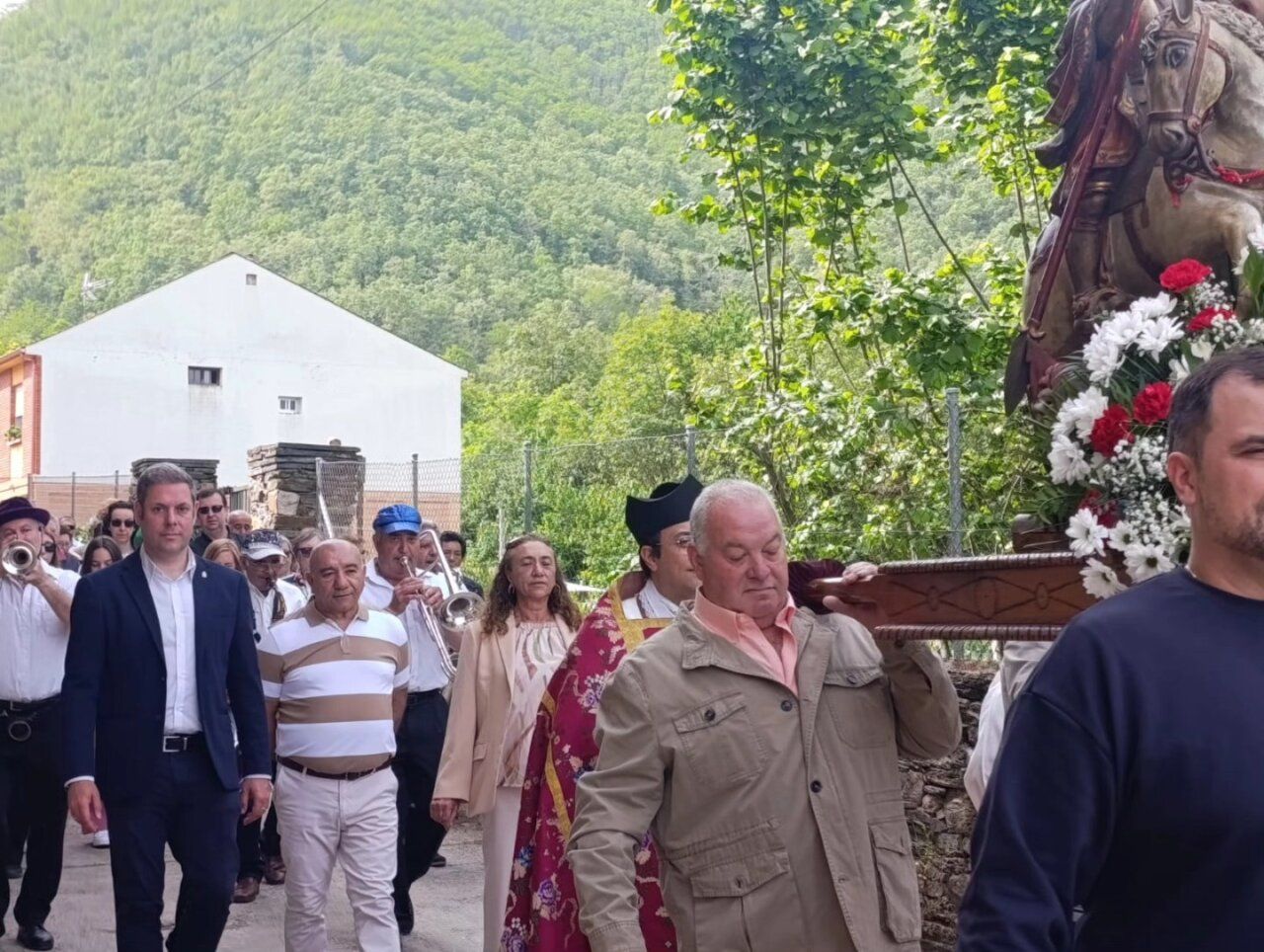 Vecinos de Rimor celebrando las fiestas en honor a San Jorge con un ambiente festivo