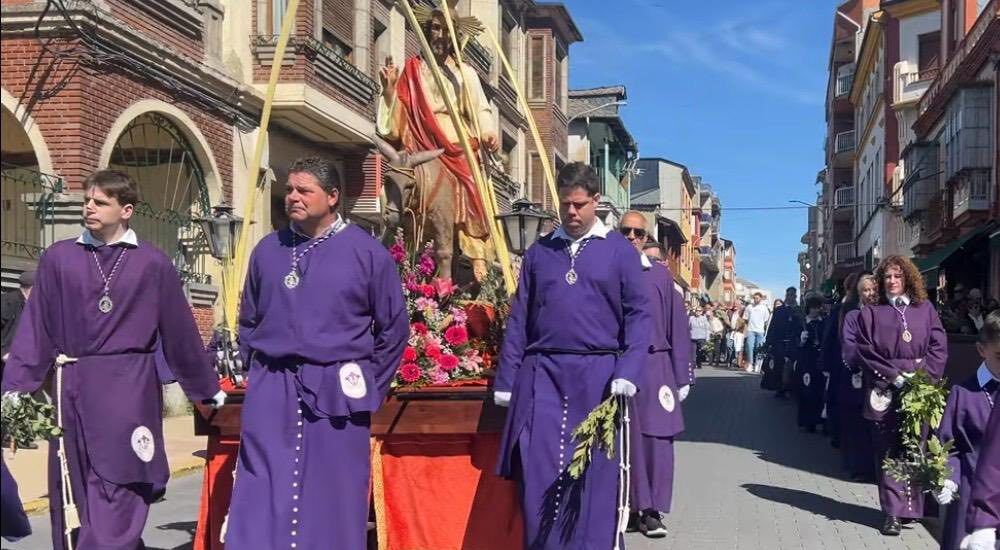 Procesión de Semana Santa en Toral de los Vados con participantes en túnicas moradas