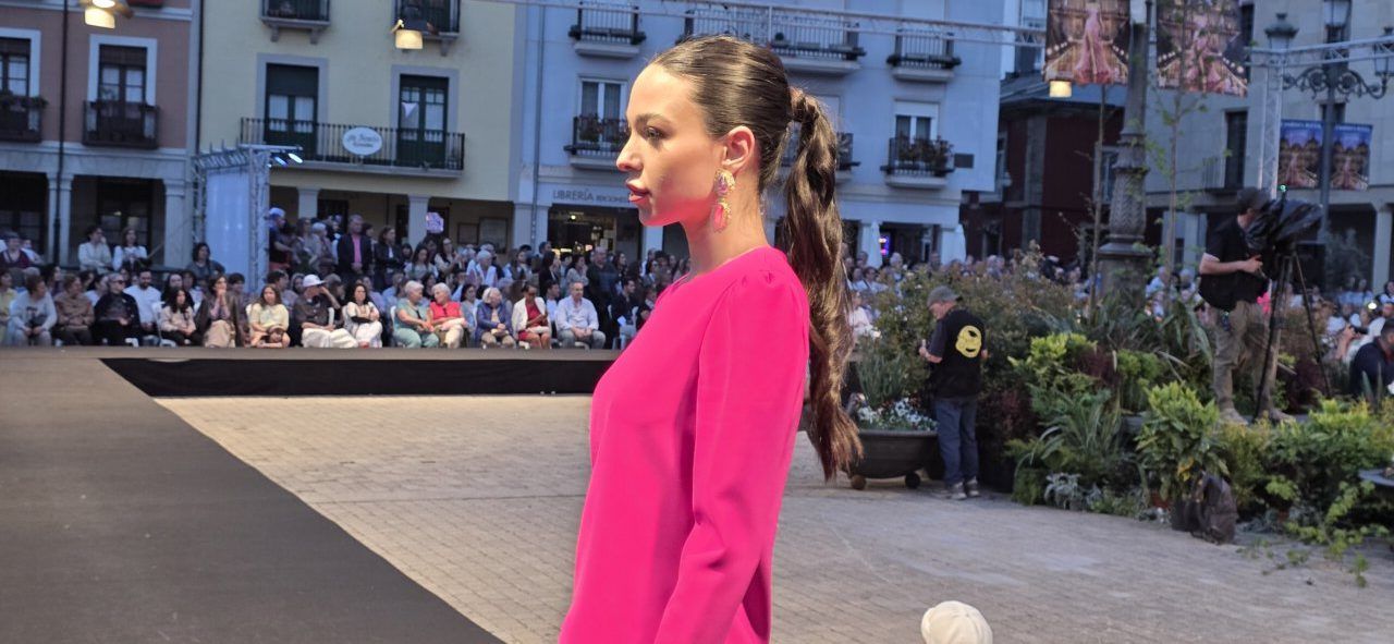 Modelo en desfile de moda con vestido rosa en Ponferrada