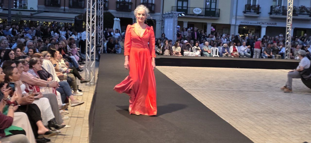 Modelo en un desfile de moda con vestido rojo en Ponferrada