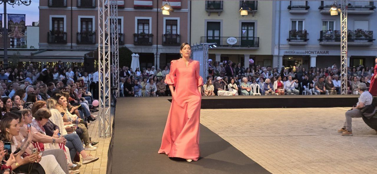 Modelo en desfile de moda con vestido rosa en Ponferrada