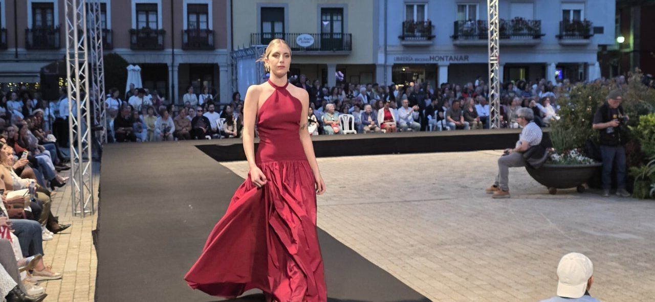 Modelo en un desfile de moda con vestido rojo en Ponferrada