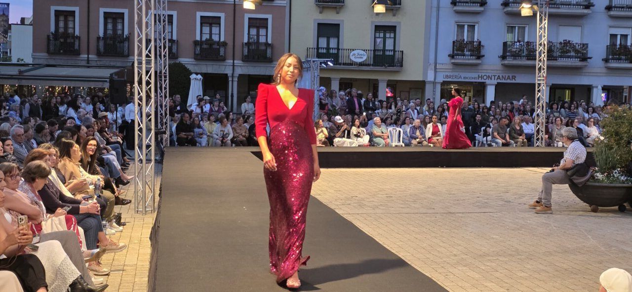 Modelo en pasarela durante el desfile de Silvia Fernández en Ponferrada