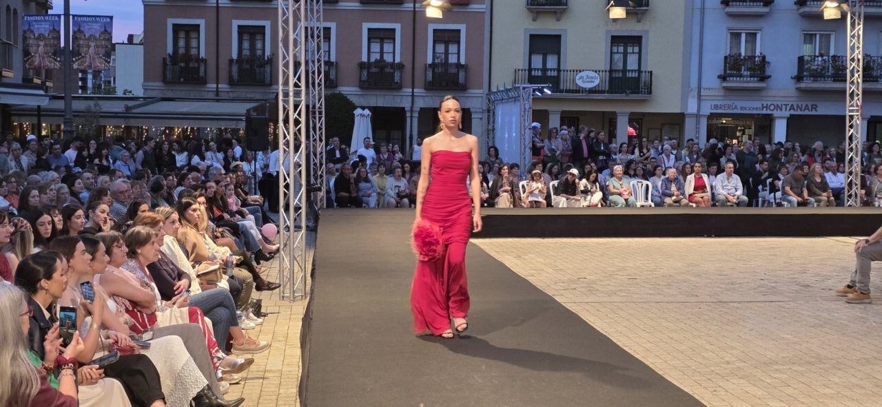 Modelo desfilando en la II Fashion Week de Ponferrada con vestido rojo