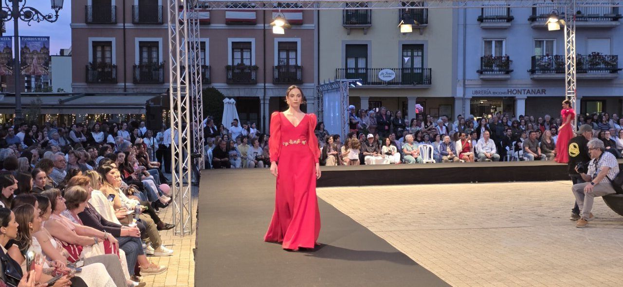 Modelo en pasarela con vestido rojo en la II Fashion Week de Ponferrada
