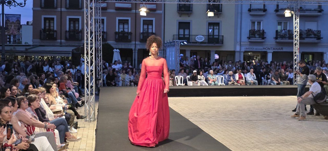 Modelo desfilando en la II Fashion Week de Ponferrada con vestido rosa