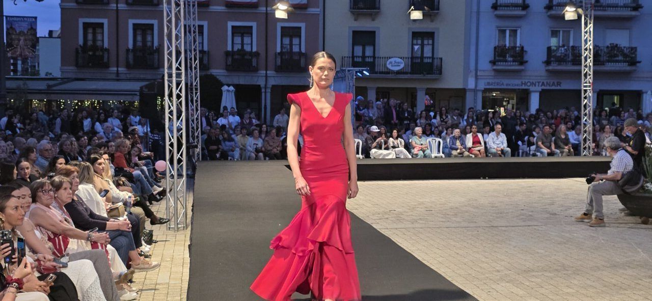 Modelo desfilando en la II Fashion Week de Ponferrada con vestido rojo