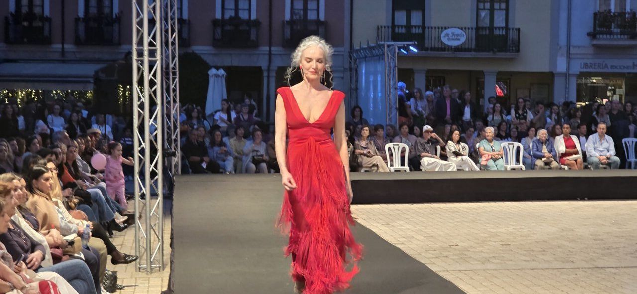Modelo en un desfile de moda con vestido rojo en Ponferrada