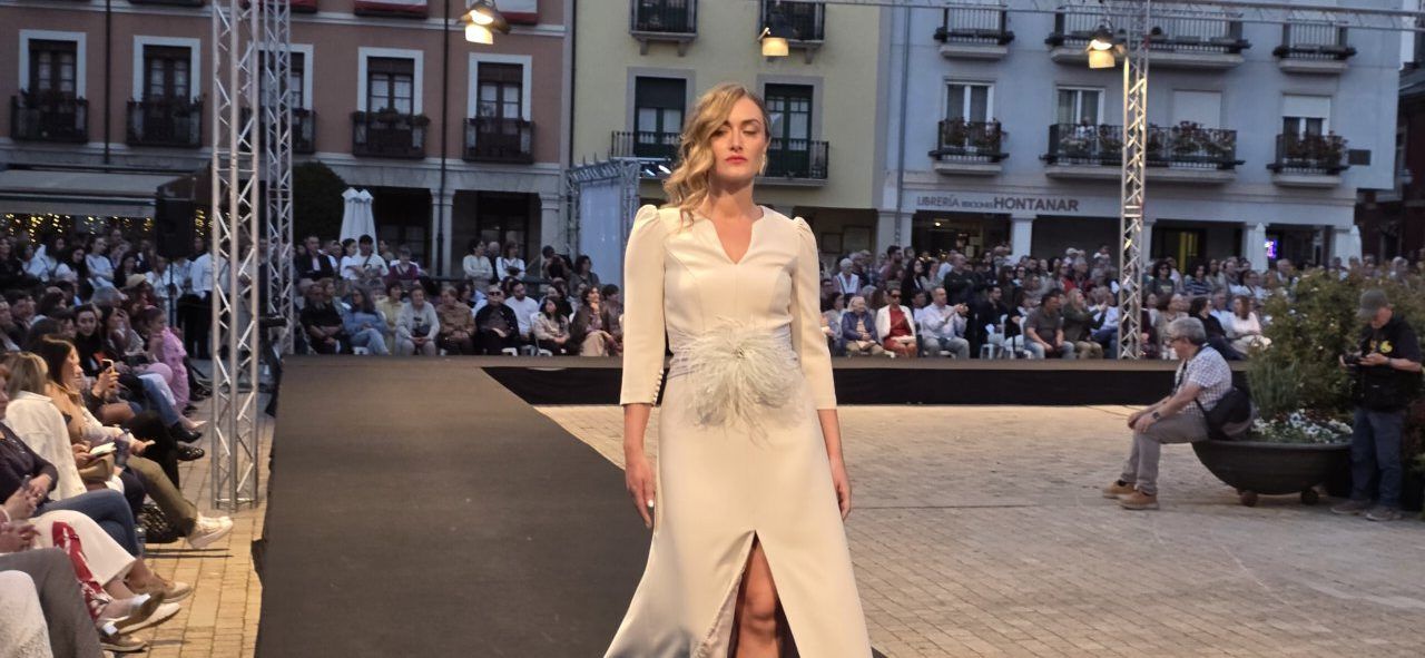 Modelo en un desfile de moda con vestido blanco en Ponferrada