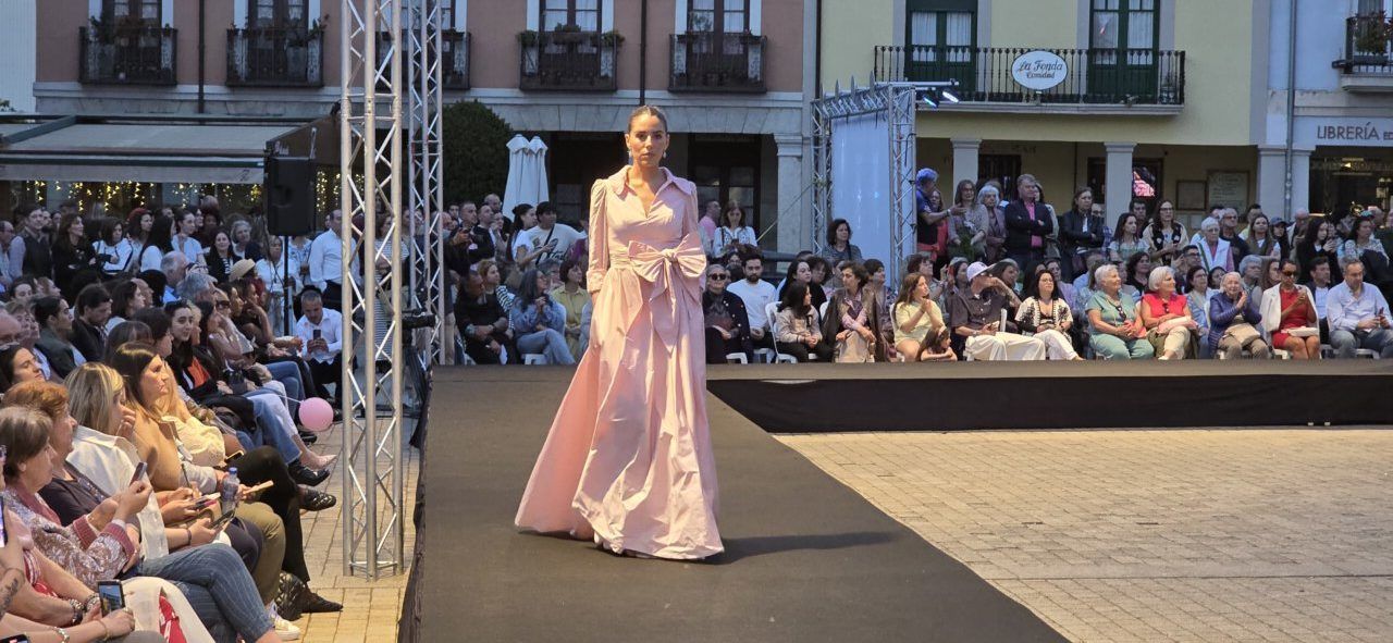 Modelo en desfile de moda con vestido rosa en Ponferrada