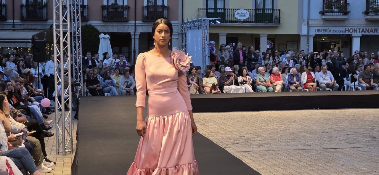 Modelo en desfile de moda con vestido rosa en Ponferrada