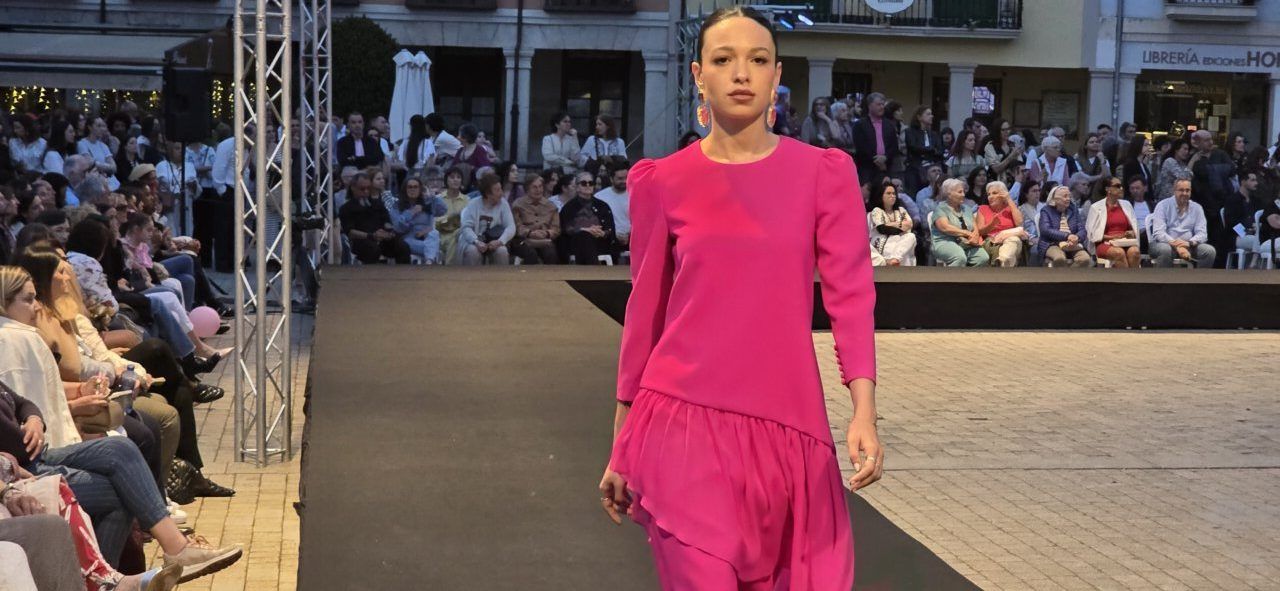Modelo en desfile de moda con vestido rosa en Ponferrada