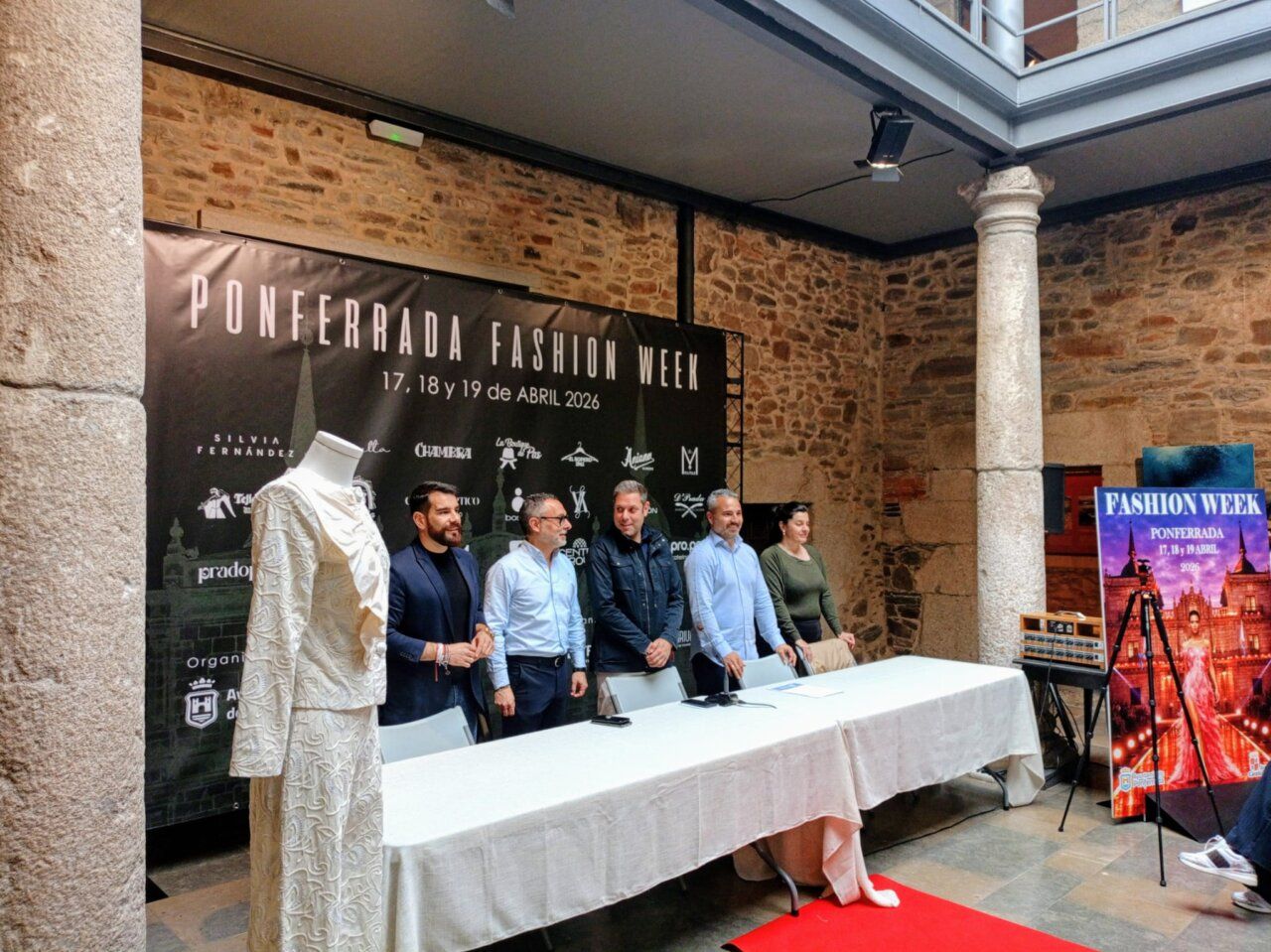 Presentación de la Semana de la Moda en Ponferrada con diseñadores y un vestido