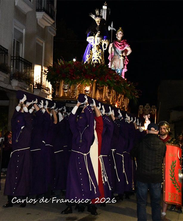 Cofrades cargando un paso en la Procesión del Santo Entierro en Cacabelos