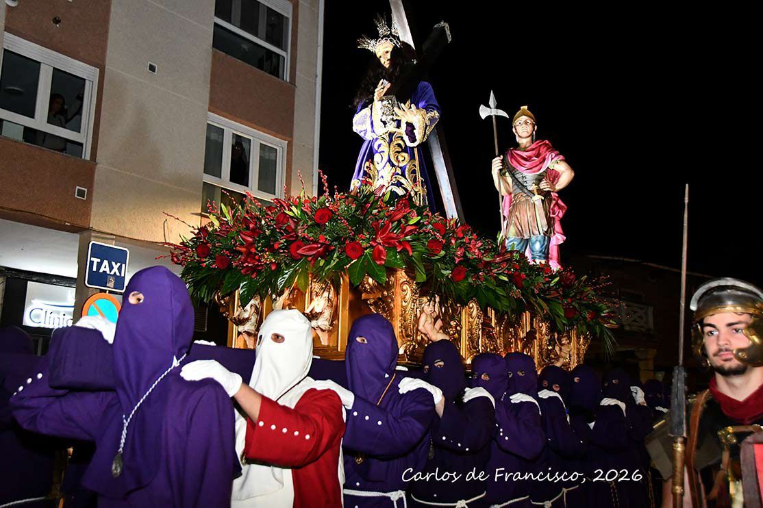 Cofrades en la Procesión del Santo Entierro en Cacabelos