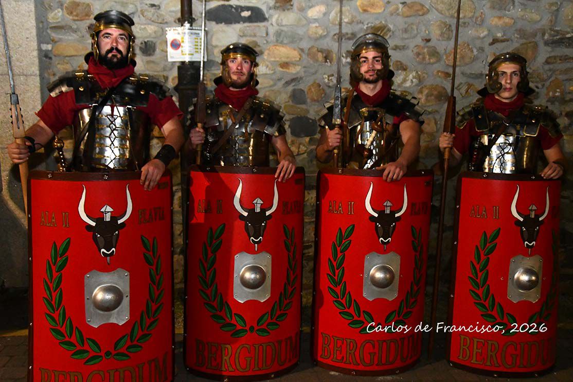 Cuatro hombres con armaduras y escudos en la Procesión del Santo Entierro