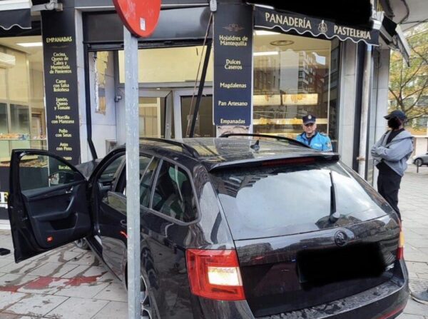 Vehículo colisionado contra un establecimiento en León sin heridos