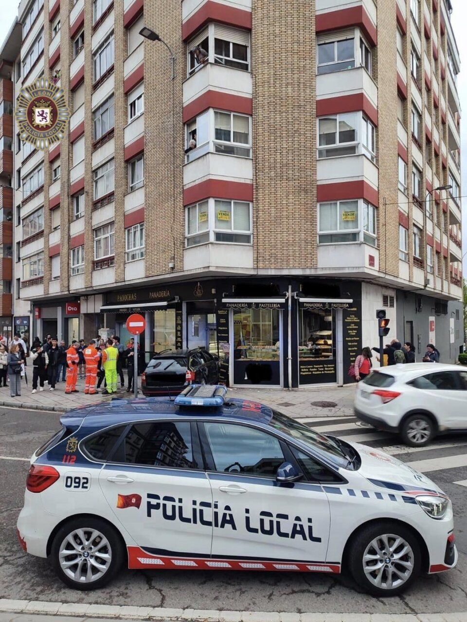 Policía local y servicios de emergencia en un accidente en León