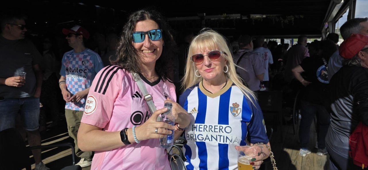 Dos mujeres sonrientes en el Bar El Toralín durante un evento deportivo.