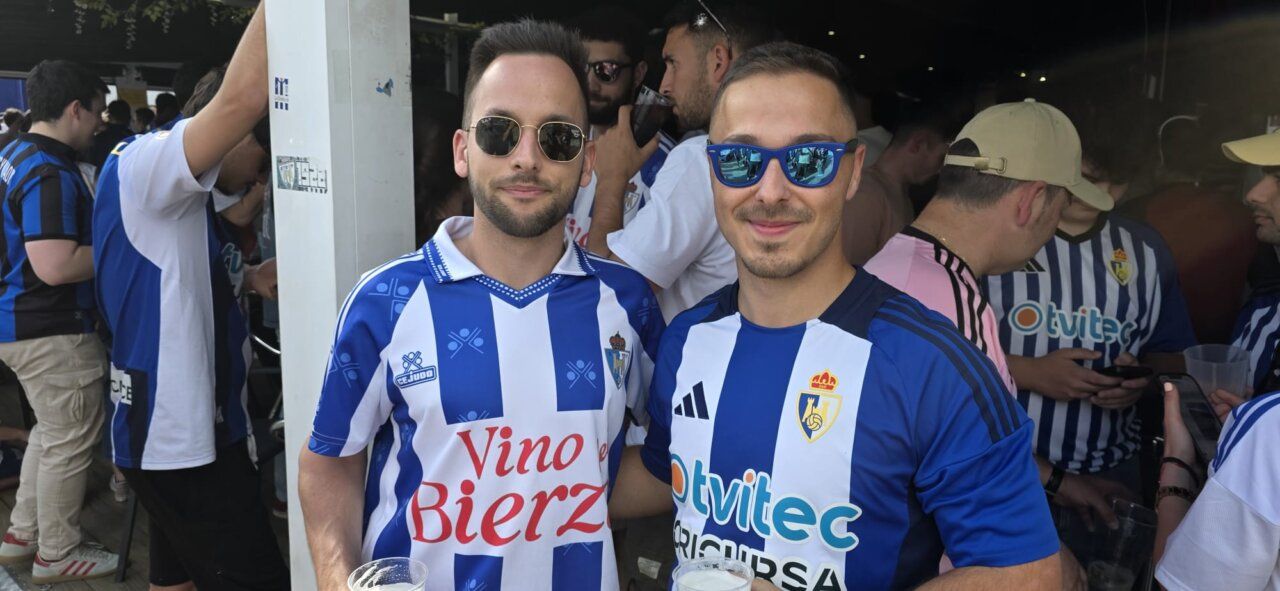 Dos aficionados de la Ponferradina en un evento deportivo