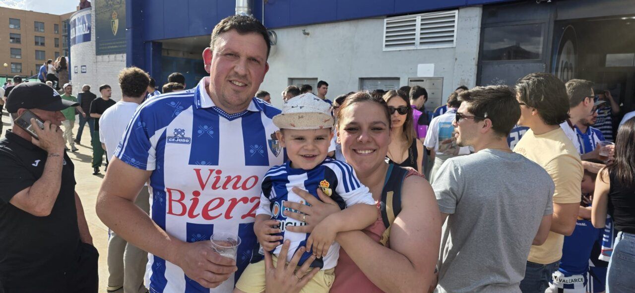 Familia sonriente en un evento deportivo con camisetas de Ponferradina.