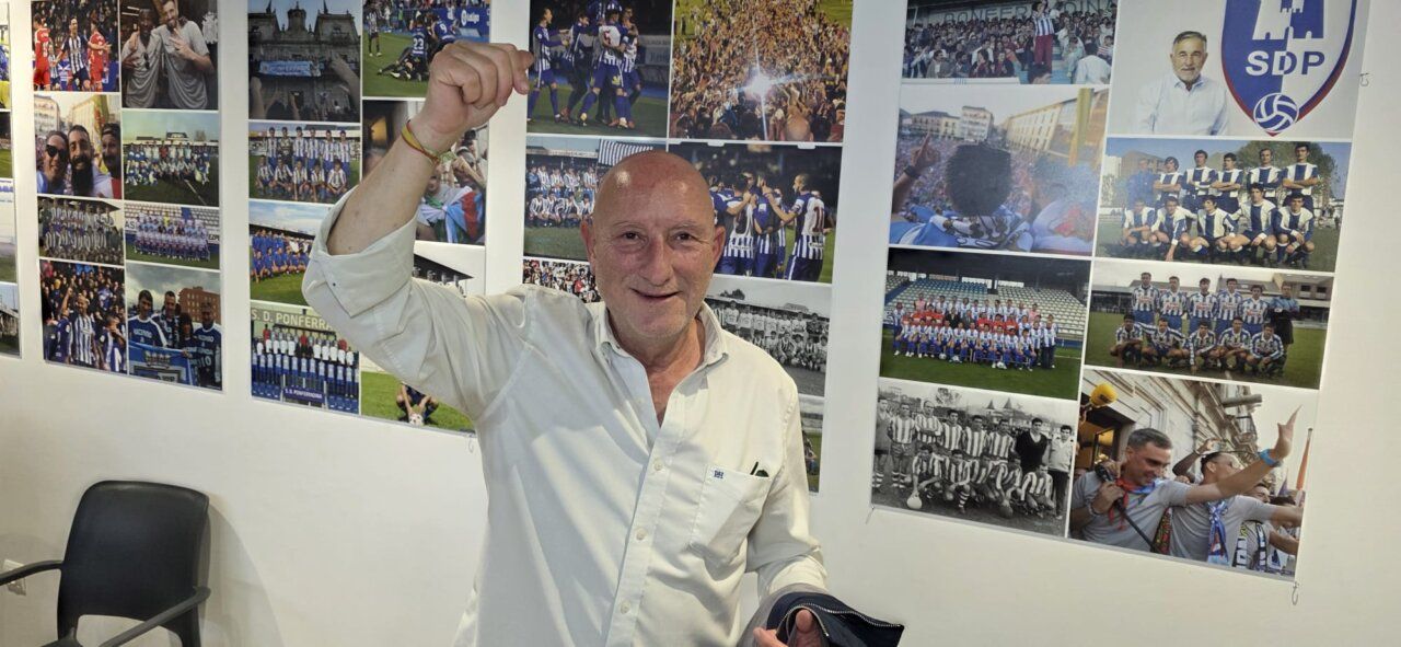 Hombre levantando el puño en celebración en un ambiente deportivo
