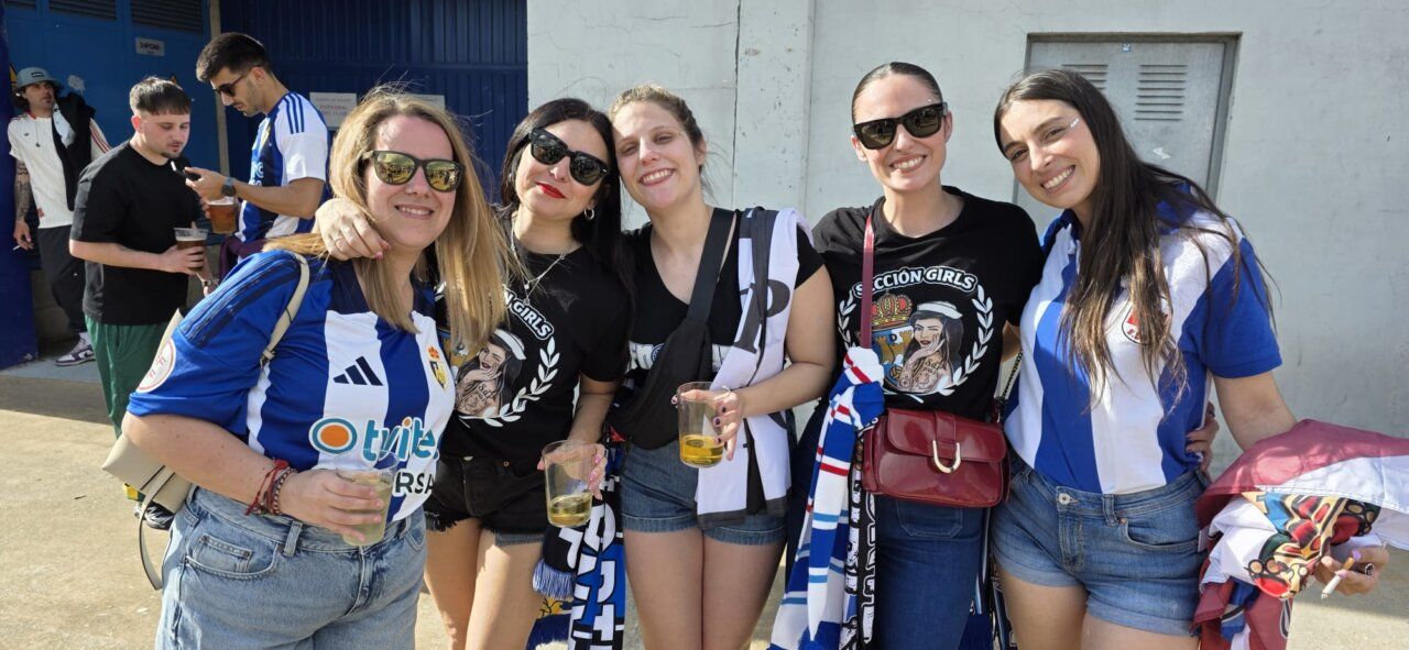 Grupo de aficionadas de la Ponferradina en un evento deportivo