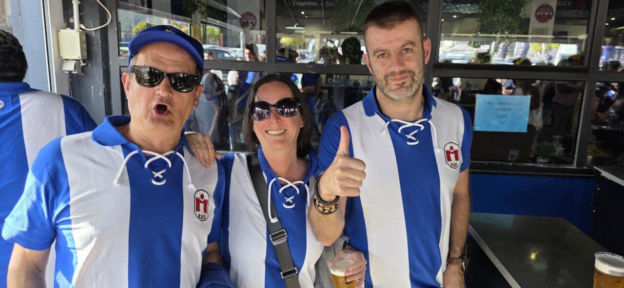 Tres aficionados de la Ponferradina posando felices en un bar